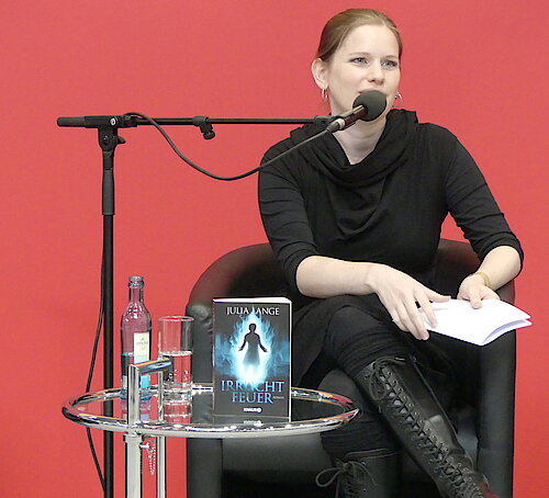 Julia Lange präsentierte ihren Debütroman Irrlichtfeuer