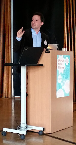 Simon Spiegel 2016 während eines Vortrages in Berlin