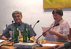 Futurologen Angela und Karlheinz Steinmüller während einer Lesung im Brechthaus 2011