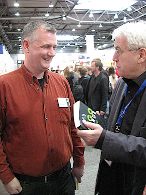 Hardy Kettlitz und Werner Fuchs mit dem Hugo-Buch auf der Leipziger Buchmesse 2015