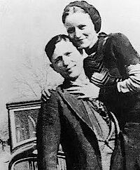 Ein Bild, das um die Welt ging: Bonnie und Clyde vor ihrem legendären Ford, später von 167 Kugeln am Black Lake durchlöchert