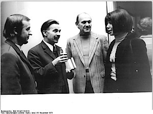Irmtraud Morgner (rechts) beim VII. Schriftstellerkongress der DDR, 1973