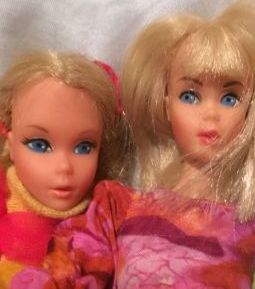 Diese beiden Angestaubten heißen Angela und Claudia. Immer noch jung, immer noch blond … eben Barbies. (Privatbild)