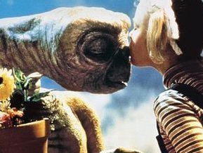 Drew Barrymore als Gertie gbt E.T. einen Kuss: Unvergesslich (c) United International Pictures