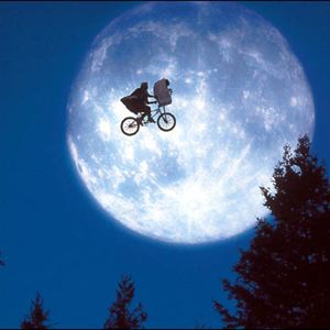 Flug zum Mond … fast. Aber für E.T. geht die Reise viel weiter (c) United International Pictures