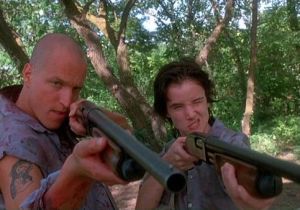Der eiskalte Mickey (Woody Harrelson) und seine Mörderbraut Kit (Juliette Lewis) in »Natural Born Killers« (c) Warner Bros.