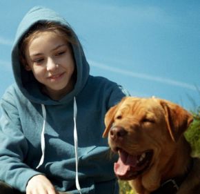 Lilli liebt ihren Hund Hagen: Er wird ihr weggenommen, sie will ihn retten (c) Delphi Filmverleih Produktion